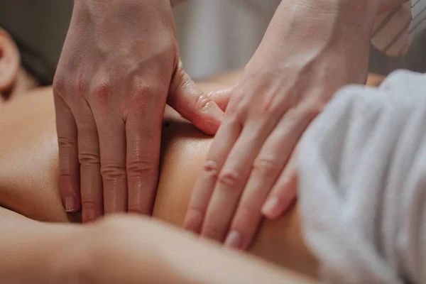Primo Piano Mani Massaggiatore Irriconoscibile Facendo Massaggio Gridato Del Braccio — Foto Stock