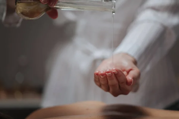 Massagista Derramando Óleo Massagem Sua Mão Centro Spa — Fotografia de Stock