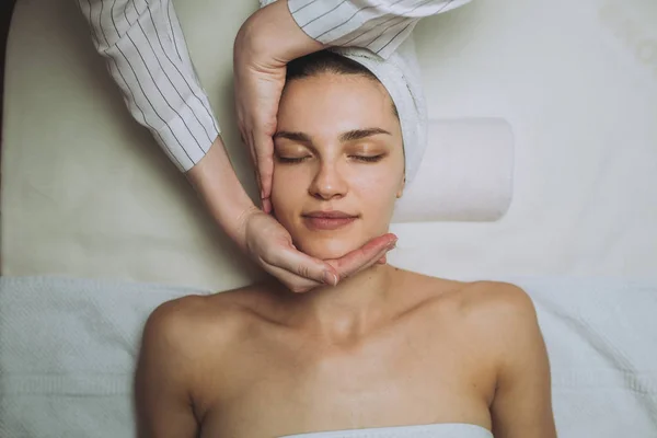 Mujer Joven Disfrutando Masaje Facial Centro Spa — Foto de Stock