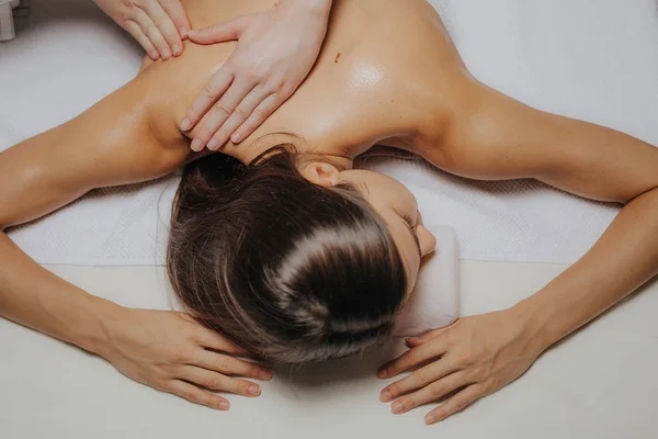 Jonge Vrouw Genieten Van Een Rug Massage Een Kuuroord — Stockfoto