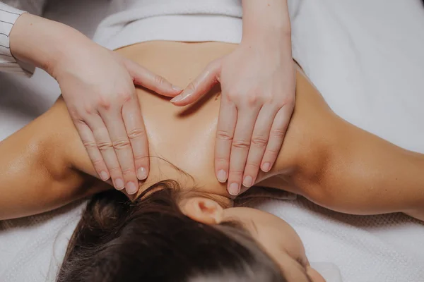 Mujer Joven Disfrutando Masaje Espalda Centro Spa — Foto de Stock