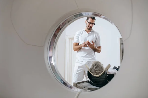 Joven Técnico Médico Hablando Con Paciente Acostado Cama Del Escáner — Foto de Stock