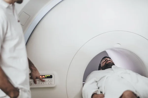 Tecnico Medico Irriconoscibile Che Preme Pulsanti Sullo Scanner Mentre Paziente — Foto Stock