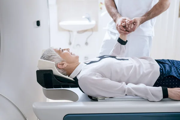 Técnico Médico Segurando Mão Uma Mulher Idosa Deitada Cama Scanner — Fotografia de Stock