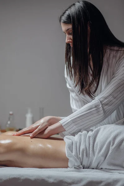 Professional Masseur Doing Back Massage Wellness Studio — Stock Photo, Image