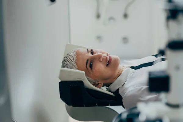 Patient Liegt Auf Dem Scanner Bett Und Wartet Auf Seinen — Stockfoto