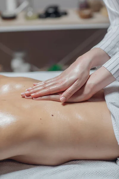 Femme Méconnaissable Ayant Une Thérapie Massage Dos — Photo