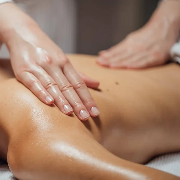 Onherkenbare Vrouw Hebben Terug Massage Therapie — Stockfoto