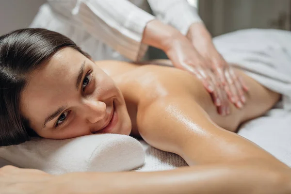 Mulher Muito Caucasiana Desfrutando Relaxante Massagem Nas Costas Estúdio Bem — Fotografia de Stock