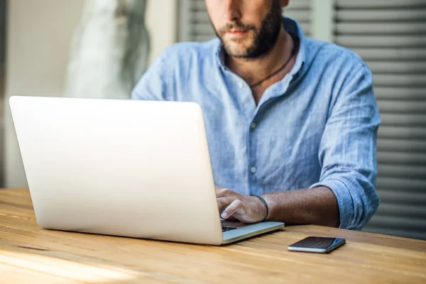 Handen Van Onherkenbaar Zakenman Typen Zijn Laptop Buiten — Stockfoto