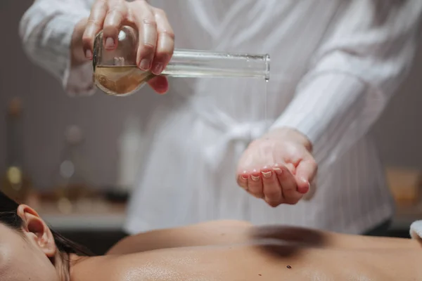 Hands Unrecognisable Woman Masseur Holding Massage Oil — Stock Photo, Image