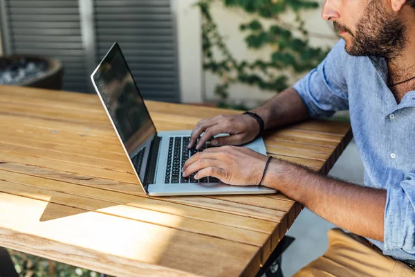 Hands Unrecognisable Businessman Typing His Laptop Outdoors — Stock Photo, Image