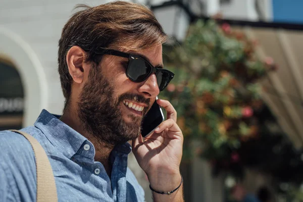 Bonito Homem Negócios Caucasiano Livre Falando Telefone Celular — Fotografia de Stock