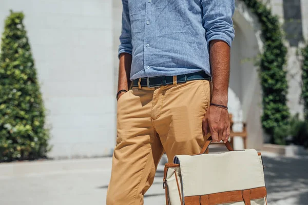 Hombre Negocios Recortado Irreconocible Parado Aire Libre Sosteniendo Una Bolsa —  Fotos de Stock