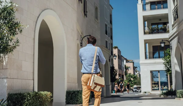 Bonito Homem Negócios Caucasiano Andando Cidade Mediterrânea Falando Telefone Celular — Fotografia de Stock