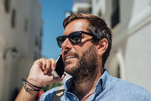 Όμορφος Καυκάσιος Επιχειρηματίας Στέκεται Έξω Και Μιλάμε Για Κινητό Τηλέφωνο — Φωτογραφία Αρχείου