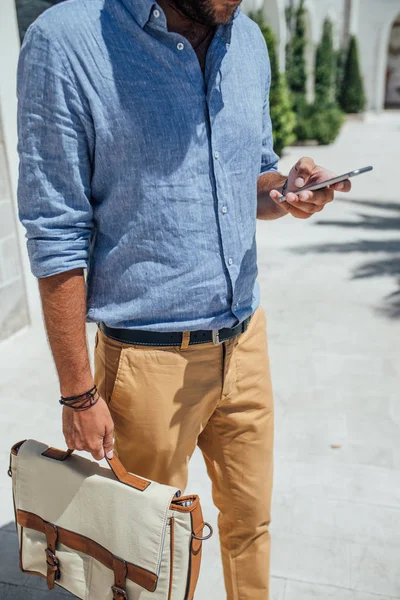 Empresário Irreconhecível Livre Digitando Seu Celular — Fotografia de Stock