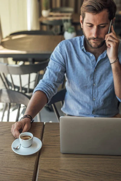 Handsome Bussinesman Sitting Coffee Shop Talking Cell Phone — Stock Photo, Image