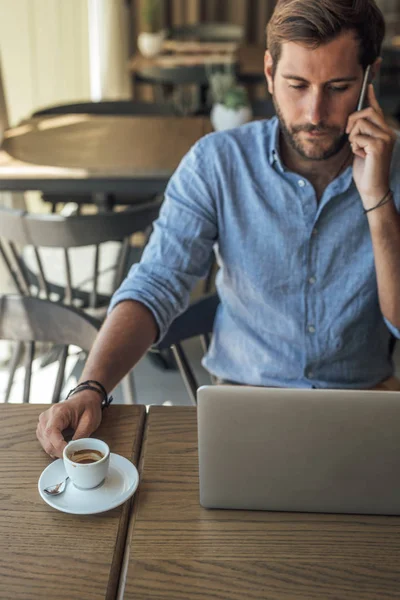 Schöner Geschäftsmann Sitzt Café Und Telefoniert — Stockfoto