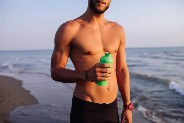 Unerkennbar Gut Aussehender Muskulöser Sportler Steht Strand — Stockfoto