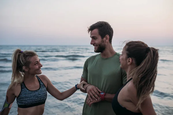 Groupe Athlètes Faisant Des Exercices Ensemble Sur Mer — Photo