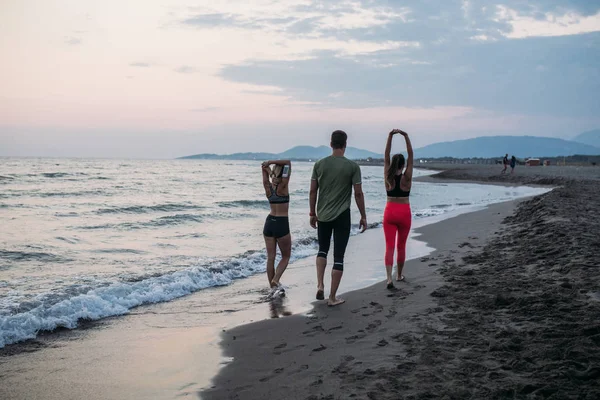 Gruppo Atleti Che Fanno Jogging Insieme Sulla Spiaggia Sabbiosa — Foto Stock