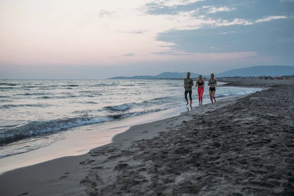 Sportolók Fut Össze Homokos Strand — Stock Fotó