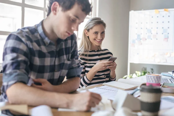 Hübsche Kaukasische Mädchen College Student Hält Ihr Smartphone — Stockfoto