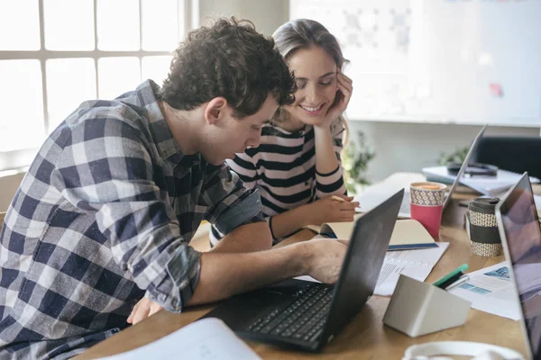 Universiteit Meisjes Jongens Samen Studeren Bij Bibliotheek — Stockfoto