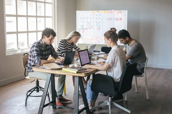 Gruppo Studenti Universitari Che Studiano Insieme Campus — Foto Stock