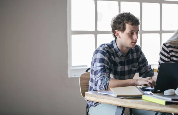 College Ragazzo Seduto Con Suoi Compagni Classe Studio Sul Computer — Foto Stock