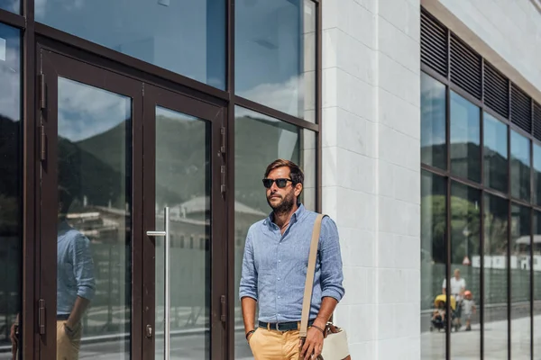 Joven Hombre Negocios Caucásico Caminando Ciudad Mediterránea Imagen De Stock