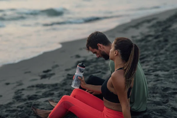 Corredores Hombres Mujeres Jóvenes Tomando Descanso Playa Arena Puesta Del Imagen De Stock