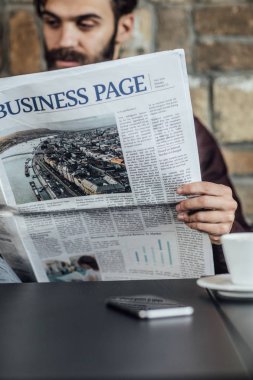 İşadamı kahve dükkanında günlük gazete okuma.