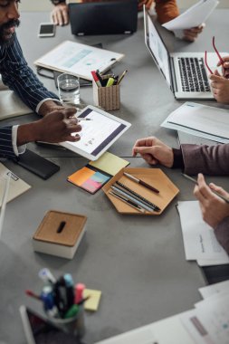 Toplantı masasının üzerinde unrecognisable iş adamları elinde.