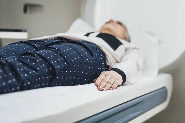 Пацієнт Лежить Ліжку Сканера — стокове фото