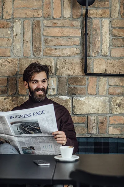 Retrato Homem Moderno Com Barba Segurando Jornal Diário Café — Fotografia de Stock