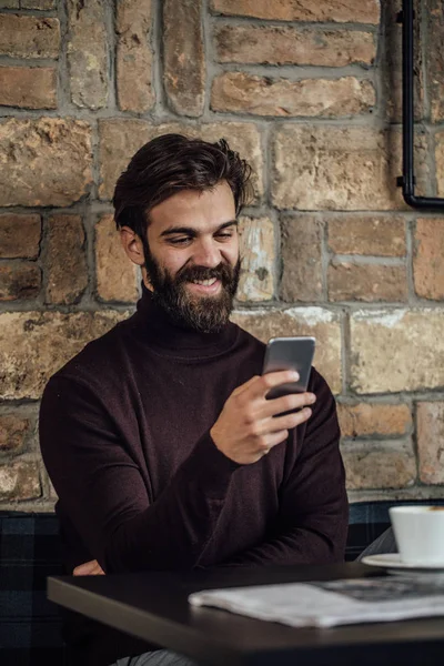 Bonito Homem Caucasiano Com Barba Sentado Café Digitando Telefone Celular — Fotografia de Stock