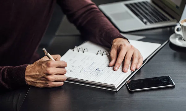 Handen Van Onherkenbaar Zakenman Schrijven Zijn Notitieblok — Stockfoto