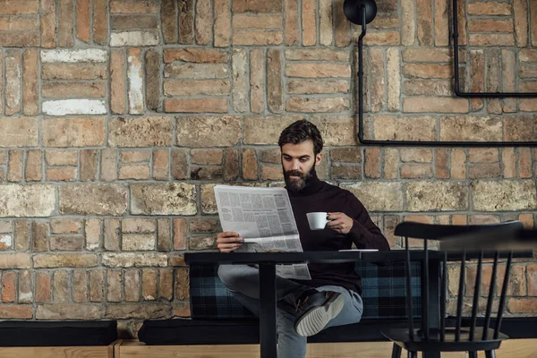 Flot Kaukasisk Mand Drikker Kaffe Cafe Læser Aviser - Stock-foto