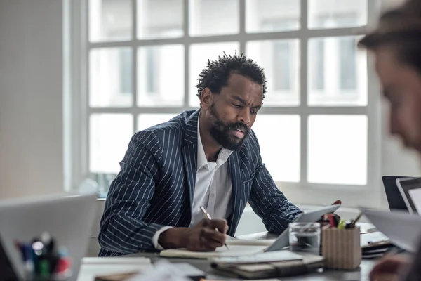 Bonito Homem Negócios Sério Escrevendo Escritório — Fotografia de Stock