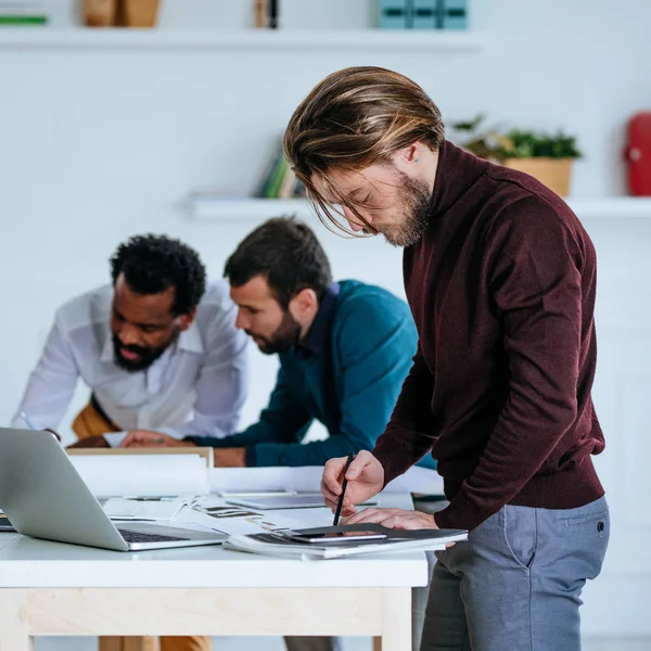 Gruppo Uomini Affari Che Lavorano Insieme Nel Moderno Spazio Ufficio — Foto Stock