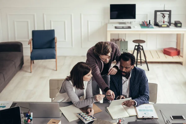 Gruppo Imprenditori Seduti Ufficio Che Lavorano Insieme — Foto Stock