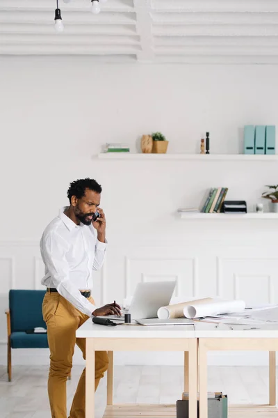 Bonito Africano Estiloso Homem Designer Seu Escritório Falando Telefone Celular — Fotografia de Stock