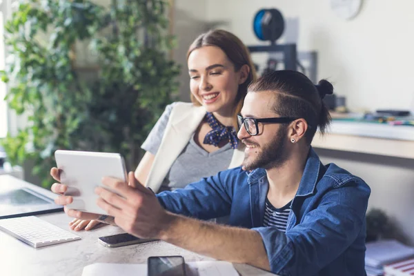 Schöne Geschäftsfrau Und Moderner Geschäftsmann Schauen Gemeinsam Auf Tablet — Stockfoto