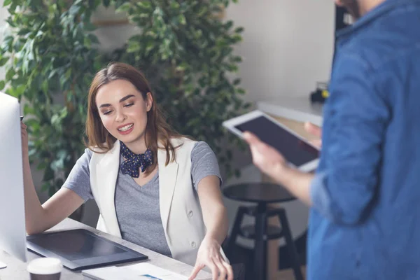 Hermosa Mujer Caucásica Sonriente Diseñadora Trabajando Con Compañero Trabajo —  Fotos de Stock