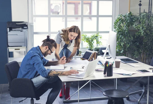 Joven Hombre Mujer Diseñadores Trabajando Juntos —  Fotos de Stock