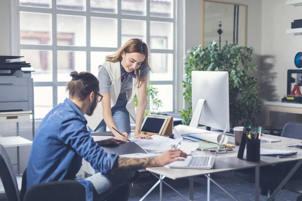 Joven Hombre Mujer Diseñadores Trabajando Con Planos — Foto de Stock