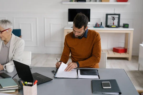 Geschäftsmann Und Geschäftsfrau Arbeiten Modernen Büroräumen Zusammen Stockfoto