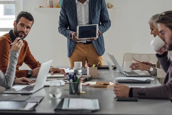 Hombre Negocios Dando Presentación Sala Reuniones Sus Compañeros Trabajo Imagen De Stock